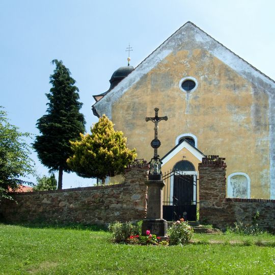 Kříž před kostelem ve Zdislavicích