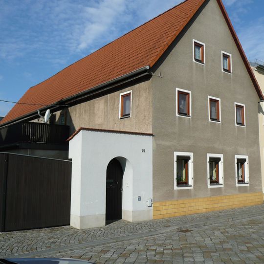 Wohnhaus und Scheune im Hof sowie Hofmauer Carolinenstraße 19
