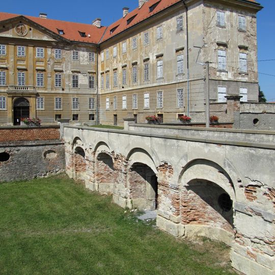 Holíčsky kaštieľ s areálom, most