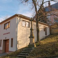 Kříž ve Slatinicích u hasičské zbrojnice