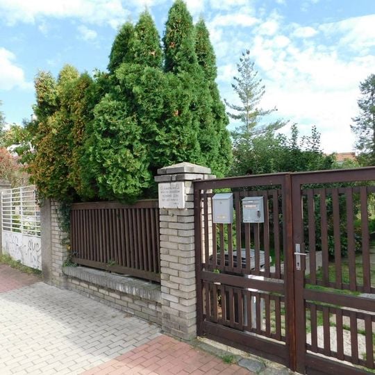 Pamětní deska neznámé ženě na ulici Antala Staška v Praze