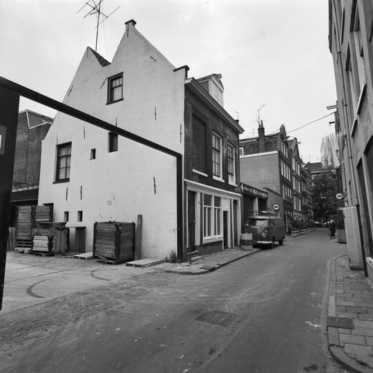 Huis onder twee dwarse daken achter elkaar