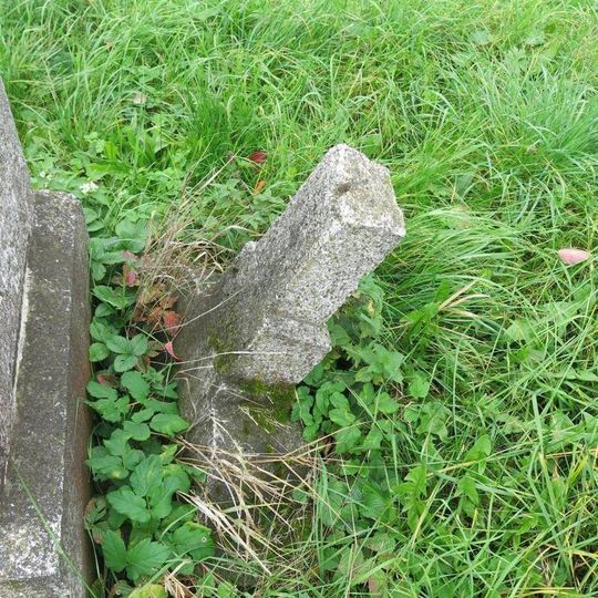 Podstavec s ulomeným kamenným křížem na rozcestí v Chudoslavicích