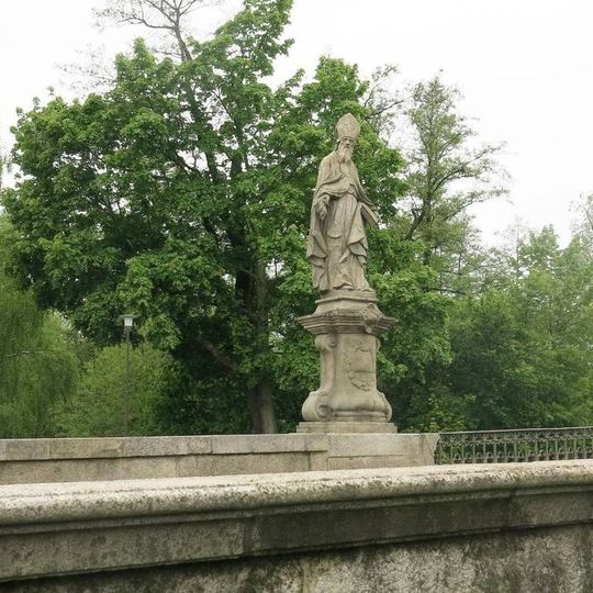 Socha svatého Cyrila na barokním mostě poblíž zámku Žďár