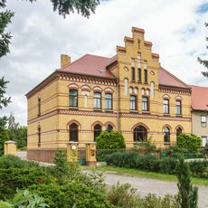 Wohnhaus eines Bauernhofes, mit Vorgarten und Einfriedung Kirchring 20