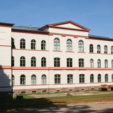 Schule mit Turnhalle und Freitreppe