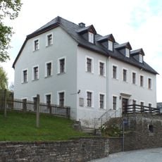 Pfarrhaus mit vorgelagerter Treppe und Stützmauer Markt 1