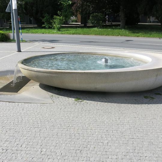 Kašna na náměstí 5. května v Čelákovicích