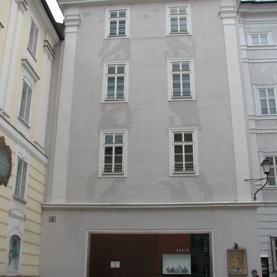 Wohn- und Geschäftshaus, ehem. St. Salvators- oder rote Bruderschaftskirche