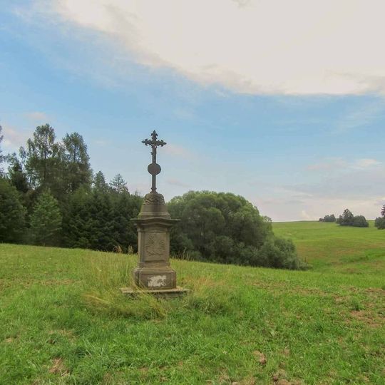 Kříž jihovýchodně od Štítů na louce