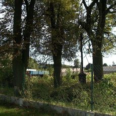 Kříž severně od Deštné u zemědělského areálu