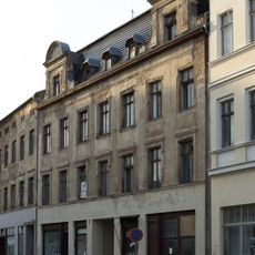 Mietshaus in geschlossener Bebauung, mit original ausgestattetem Café und Laden Schützenstraße 3