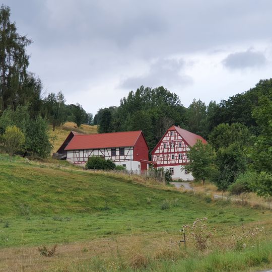 Wohnstallhaus und zwei Seitengebäude eines ehemaligen Vierseithofes Wildenfelser Straße 62