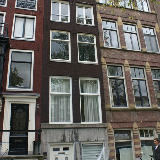 Pand met smalle gevel onder rechte lijst