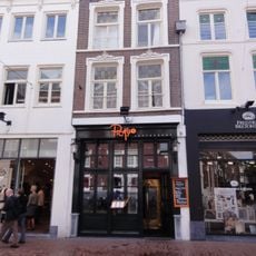 Pand - voorhuis met vast, van een met tongewelf onderkelderde opkamer voorzien achterhuis