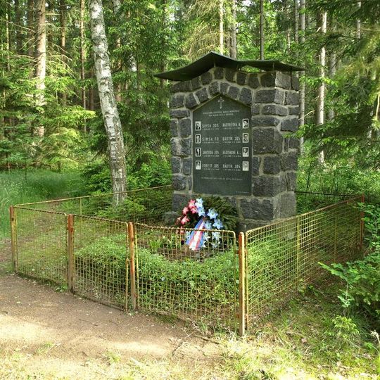 Památník obětem 2. světové války v lese severozápadně od Štědronína