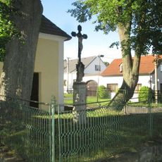 Kříž v Těních u kaple