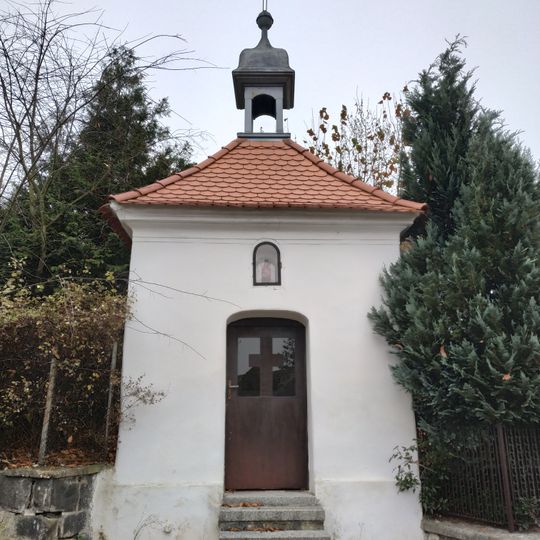 Kaple ve Dvorci v ulici Ke Dvorům