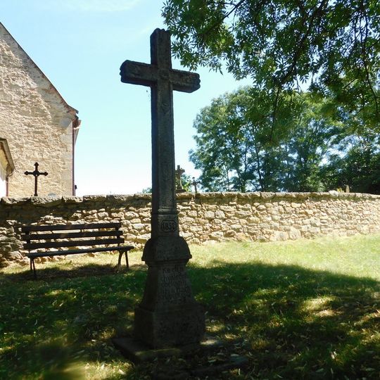 Kříž u kostela v Dolním Městě