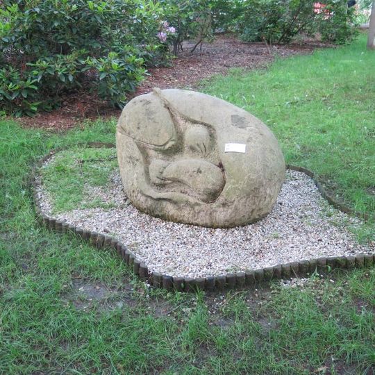 Kamenná plastika Jistota bezpečí v ZOO Liberec