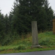 Směrník na křižovatce silnic jihovýchodně od Háje u Loučné