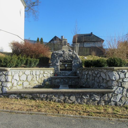 Pomník padlým v Seči u kostela