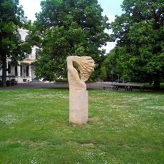 Plastika před městským divadlem v Chomutově