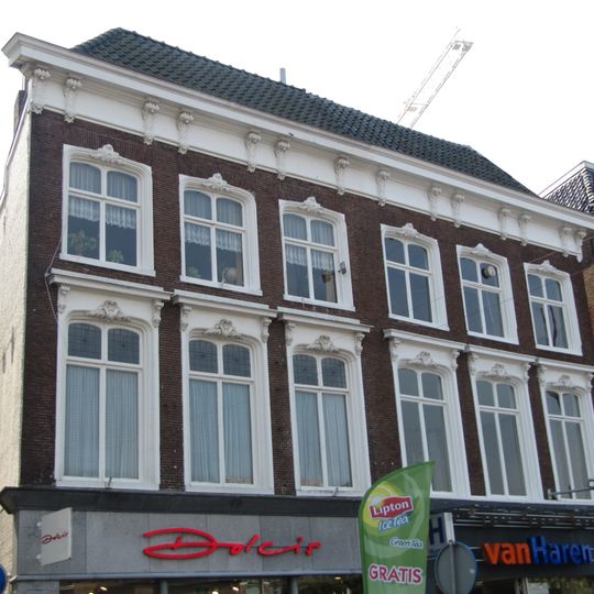 Pand met twee verdiepingen met kroonlijst met consoles