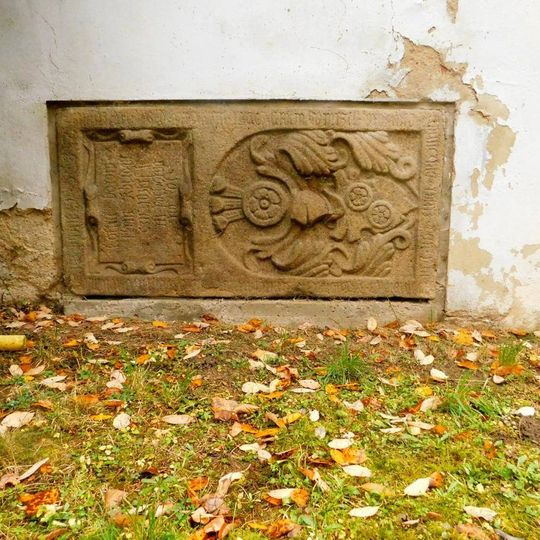 Náhrobník ve zdi kostela v Borovsku