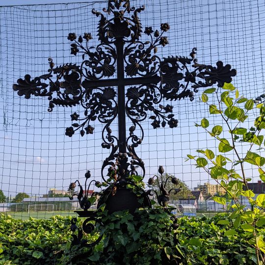 Litý kovový kříž s kovanými doplňky