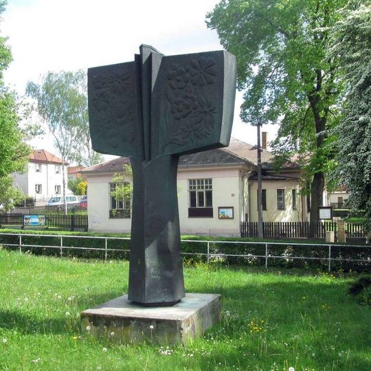 Plastika Radostný život v Horní Bříze před školou