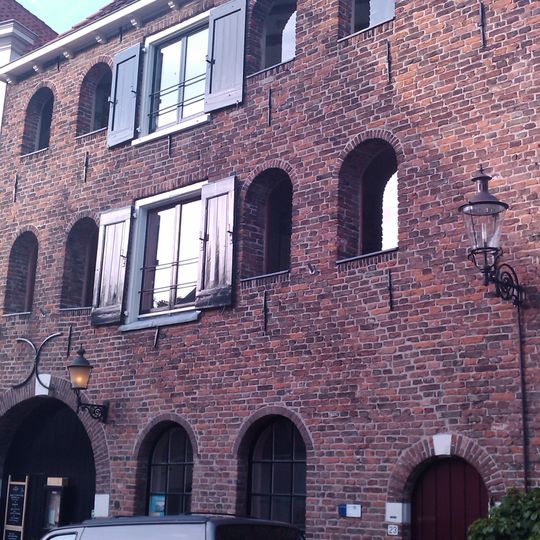 Pakhuis met gevel opgetrokken uit secundair verwerkte grote baksteen