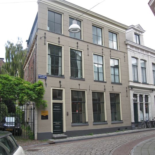 Wit gepleisterd pand