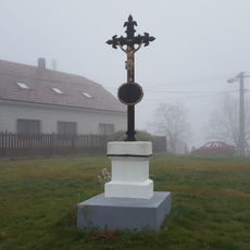 Kříž na návsi v Sedlci u Žebráku