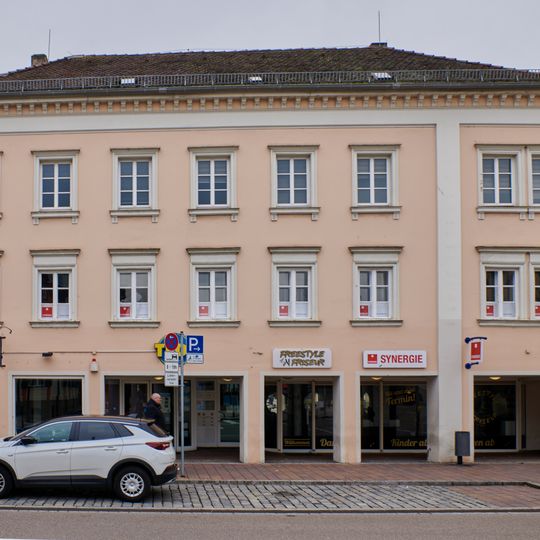 Maximilianstraße 8, 10