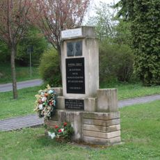 Pomník osvobození u kostela v Chotiněvsi