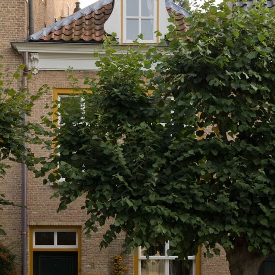 Eenvoudig klein huis met schilddak en kroonlijst op consoles