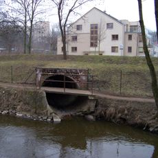 Lávka stezky podél Rokytky přes ústí kanalizace u Hrdlořezské ulice