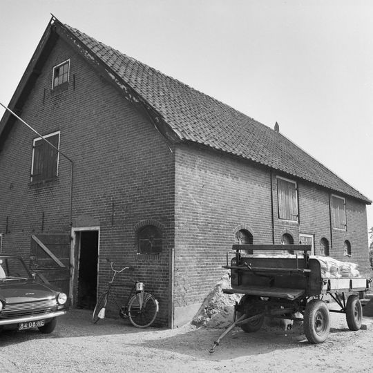 Pand, zonder verdieping onder pannen zadeldak. Twee vensters met luiken en zesruitsschuiframen