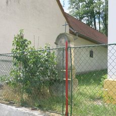 Kříž u kaple v osadě Podvlčí