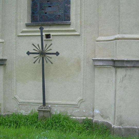 Křížek při levé straně kostela