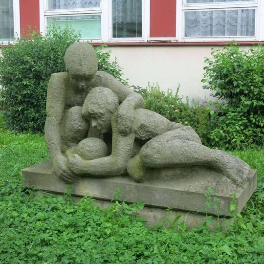 Socha dětí před školou v ulici Pod Vodojemem ve Všebořicích