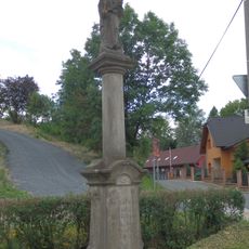 Sloup se sochou Panny Marie s dítětem