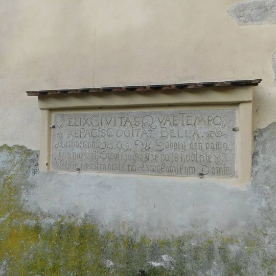 Pamětní deska na západní straně jižního průčelí Rynárecké brány v Pelhřimově