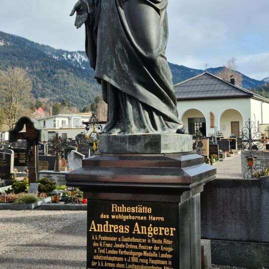 Familiengrab Angerer, Herz-Jesu-Figur