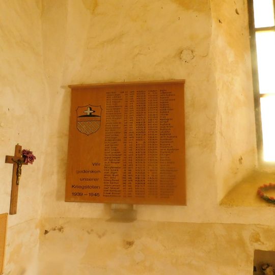 Pamětní deska padlým ve světových válkách z obce Maiersgrün v ruině kostela ve Vysoké