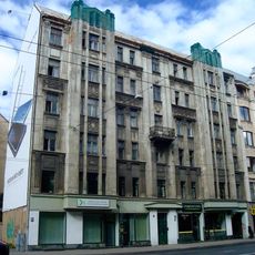 Īres nams ar veikaliem