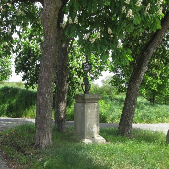 Kříž východně od Hvožďan u rozcestí