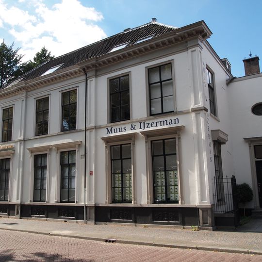 Pand met gepleisterde neoclassieke lijstgevel