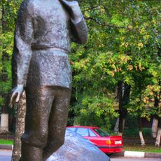 Есенин бульварында Есенин һәйкәле